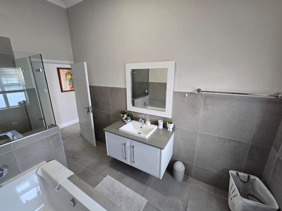 4 Bedroom Property for Sale in Kingswood Golf Estate Western Cape
